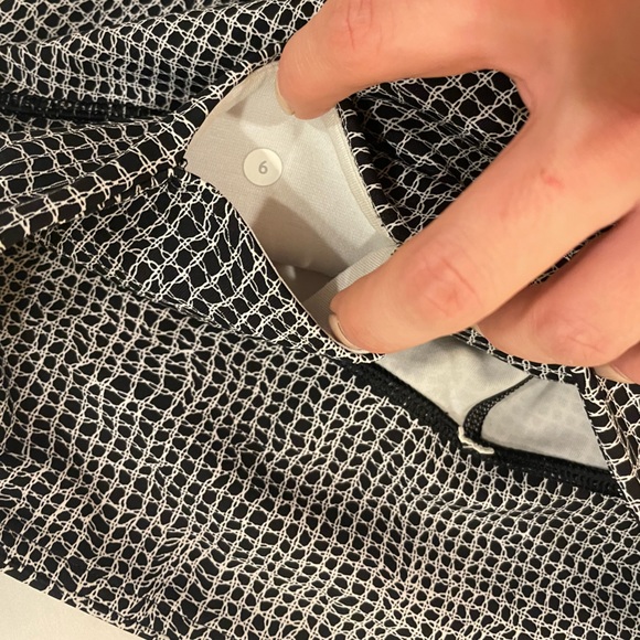 COPY - Lululemon Leggings - Size 6 - 28 Inch - Mid Waist - Picture 3 of 3